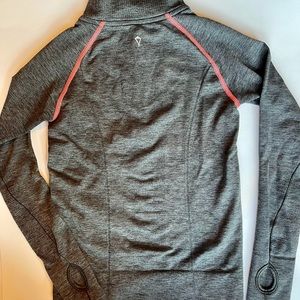 Heathered black/grey pullover